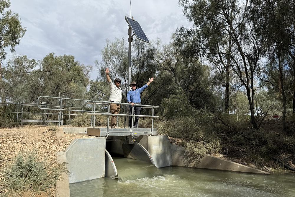 Dr Simon Banks, Commonwealth Environmental Water Holder (right) at the opening of the Lake Gol Gol flume gate in NSW, a CEWH-funded infrastructure project, in partnership with NSW DCCEEW funded under the Environmental Activities Program.