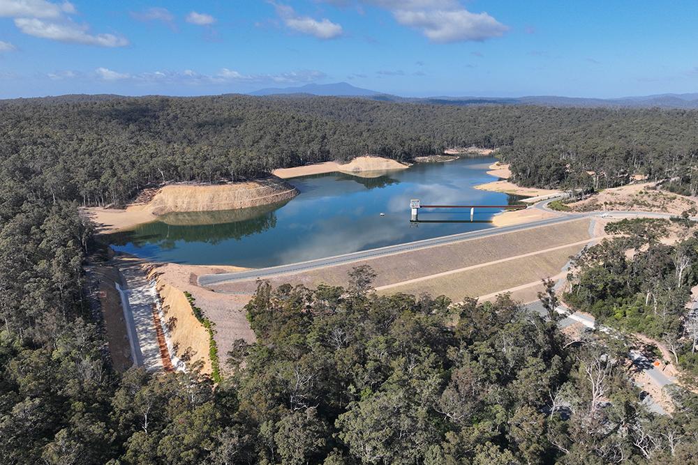 Off-stream water storage dam